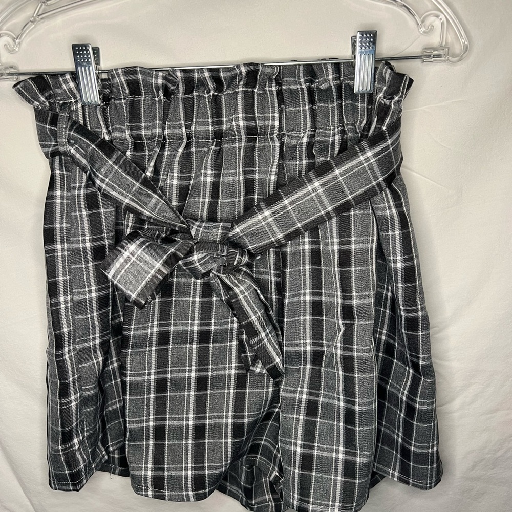 Black and white plaid shorts from SHEIN. Detachable fabric belt included.
